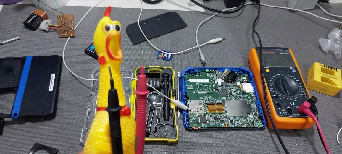 Reparación de electrónicos en el taller de RITSA